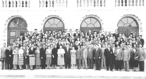 Колективът на оперния театър пред новата сграда.