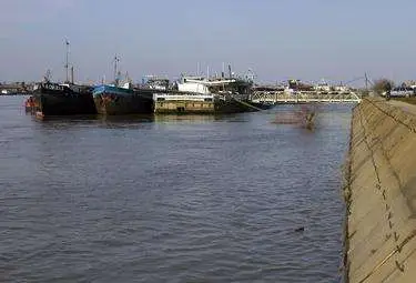 Десет конвоя стоят на котва по праговете на маловодния Дунав