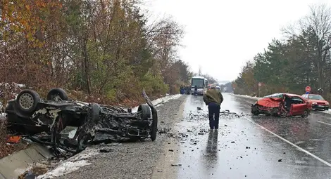 Трима загинаха при тежка катастрофа в Старозагорско Трима загинаха при тежка катастрофа в Старозагорско