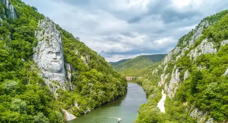 Децибал, вождът на даките е увековечен във величествен скален монумент при днешните Железни врата, където Дунав е най-тесен. Той води с империята известните в историята войни на даките през 1 век.