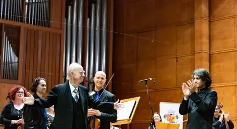 На 29 май миналата година Йордан Камджалов и неговият оркестър „Генезис“ изпълниха в зала „България“ премиерно „Виртуозните движения“ на Васил Казанджиев и развълнуваха най-ценния гост на препълнената зала - автора на творбата. Снимка: Фейсбук На 29 май миналата година Йордан Камджалов и неговият оркестър „Генезис“ изпълниха в зала „България“ премиерно „Виртуозните движения“ на Васил Казанджиев и развълнуваха най-ценния гост на препълнената зала - автора на творбата. Снимка: Фейсбук