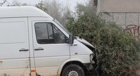 Двама души с опасност за живота след излизане на бус от пътя