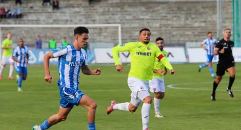 Преслав Бачев /вляво/ вкара ранен гол на стадиона в Дупница.