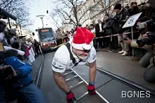 Австриец дърпа благотворително 43-тонен трамвай