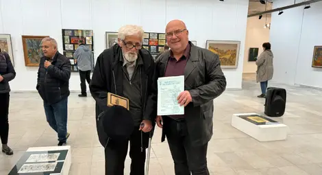 Стефан Кацаров с плакет от името на кмета на Русе Пенчо Милков за приноса му в развитието на Русенската живописна школа