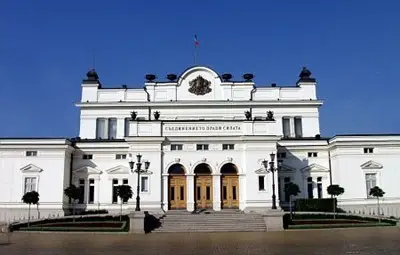 Мъж подпали с горелка гумите на автомобил на парламента ​