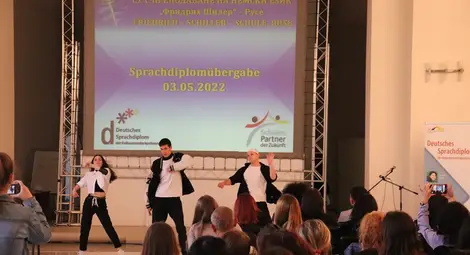 38 зрелостници от Дойче шуле получиха дипломи за владеене на немски език на тържествена церемония в зала "Европа" /галерия/