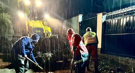 Екипи на общинските предприятия и Пожарната служба продължават дейностите по възстановяване на участъци от инфраструктурата в Русе