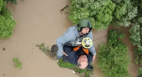 Вижте драматични кадри от днешните евакуации (ВЪЗДУШНИ СНИМКИ)