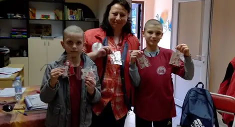 Децата от центъра  майсториха мартенички за Баба Марта. Снимка: &bdquo;Дунавско сияние&ldquo;