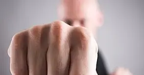 Заради 15 лева трима обсипали момче с юмруци