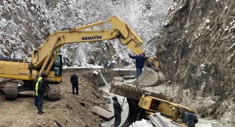 Издърпаха пропадналия на пътя за Триград багер Издърпаха пропадналия на пътя за Триград багер