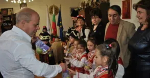 Коледарчета от Средна кула първи сурвакаха кмета