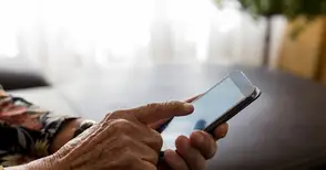 Баба хвърли изгладувани 8800 лева през терасата