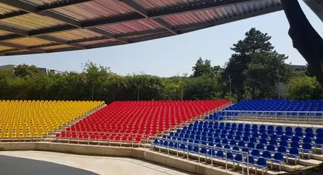 С три цветни сектора и козирка  над сцената посреща Летният театър