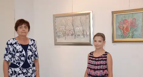 Съпругата на художника и внучката Галена огледаха дали всичко е наред, преди откриването на изложбата. Снимка: Красимир СТОЯНОВ 