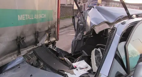 Кола се вряза в спрял тир заради разсейване зад волана