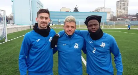 Драгош Фърцулеску /в средата/ с македонеца Александър Исаевски и Самуел Инкоом. Инкоом бе освободен предсрочно, а Исаевски добута някак последния сезон в Русе. Снимка: Архив Драгош Фърцулеску /в средата/ с македонеца Александър Исаевски и Самуел Инкоом. Инкоом бе освободен предсрочно, а Исаевски добута някак последния сезон в Русе. Снимка: Архив