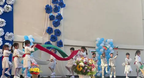 Кметът Пенчо Милков връчи почетен плакет на директорката на ДГ &bdquo;Синчец&ldquo; в Средна кула за юбилея на градината