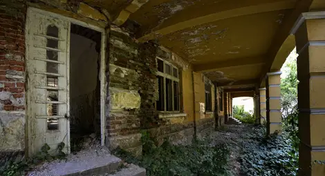 Половината храмове у нас руини