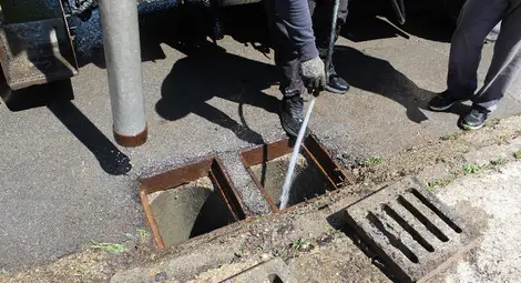 Продължава почистването на дъждоприемните шахти в Русе