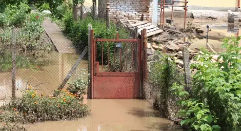 Един загинал и десетки разрушени постройки във водния ад в Мизия
