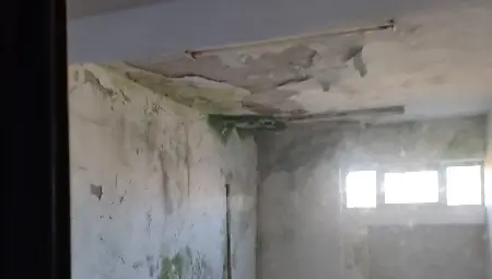 И покривът на сградата, и помещенията в нея се нуждаят от сериозен ремонт. Снимка: Авторът