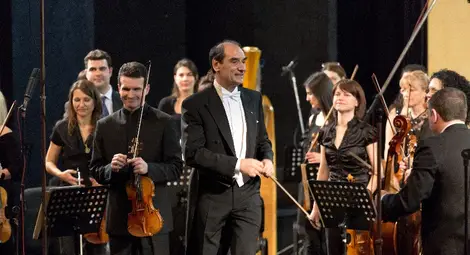 Фестивалният оркестър и виртуозният цигулар Светлин Русев ще свирят под диригентството на Емил Табаков. 