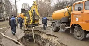 Избил главен водопровод остави стотици без вода