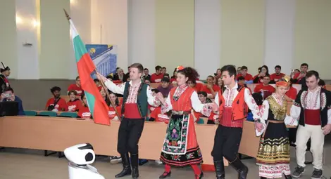 С народна музика, питка и баница Русенският университет посрещна 102 чуждестранни студенти по програма ЕРАЗЪМ+ за летния семестър /галерия/
