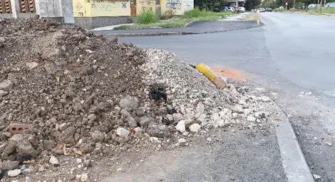 Подобна картинка може да се види и пред блок &bdquo;Братислава&ldquo; в &bdquo;Здравец Изток&ldquo;.                             Снимка: Мариета РАДЕНКОВА