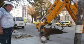 Къртят новите плочки, за да сложат старите каменни топки