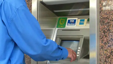 Поканен да гледа Мондиала колега източил банковата карта на домакина