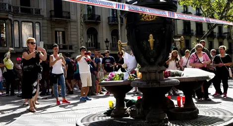 Хиляди почитат паметта на жертвите на атентата в Барселона