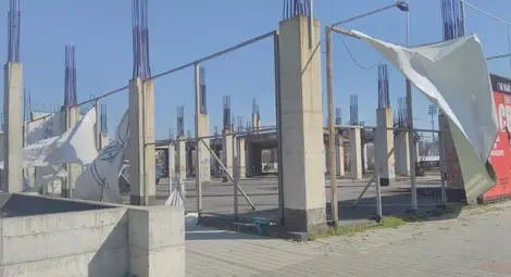 Вятърът оголи грозотиите около &bdquo;Арена Русе&ldquo;