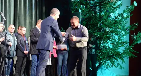 Цветанов раздаде 30 книжки на нови партийни членове