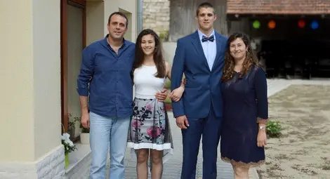 Д-р Венцислав Георгиев, съпругата му д-р Лилия Георгиева и дъщеря им Михаела изпращат сина Диан на абитуриентски бал.  Снимки: Бисер ТОДОРОВ и архив