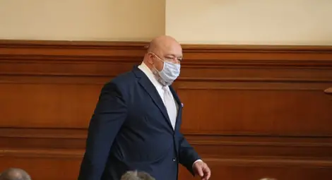 Спортният министър Красен Кралев е с COVID-19