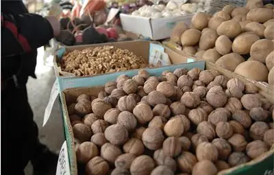 Садете орехи за внуци милионери