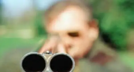 Арендатор гръмна в корема ром, тръгнал да краде булка