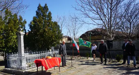 Почетоха с цветя и панихида паметта на Филип Тотю в Две могили /галерия/