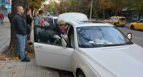 Паркирано пред клуб &bdquo;Монарх&ldquo; на &bdquo;Борисова&ldquo; бяло БМВ беше обискирано от полицаи.  Въоръжени и маскирани антимафиоти  атакуваха и няколко жилища.              Снимки: Бисер ТОДОРОВ  и МВР