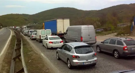 1000 лв. глоба и три месеца без книжка, ако караш в аварийната лента