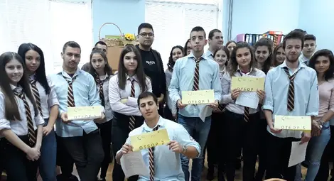 Четирите отбора на Икономическата гимназия, които се състезаваха в Иновационния лагер. 			Снимка: ПГИУ