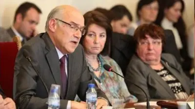 Чиновниците в КЕВР и КРС с бонус до една заплата