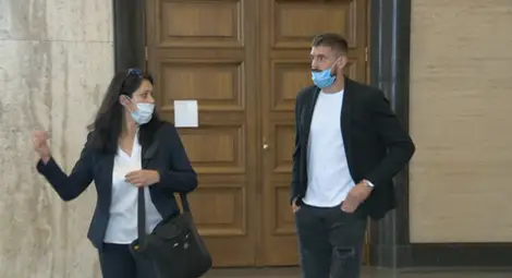 1000 лева "парична гаранция" за Александър Бранеков за хвърлено паве по полицаи 1000 лева "парична гаранция" за Александър Бранеков за хвърлено паве по полицаи