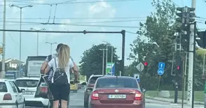 Снимка на движеща се между колите  тротинетка нажежи мрежата