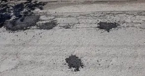 Жители на Червена вода: Асфалтът се рони от прясно запълнените дупки