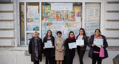 Клуб &ldquo;Образование&rdquo; към ГЕРБ &ndash; Русе награди 51 участници в конкурса за рисунка &bdquo;Будители, поклон!&rdquo; и поднесе цвете на 21 заслужили учители и културни дейци