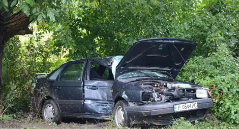 Кола се заби в дърво след пирует на пътя в дъжд